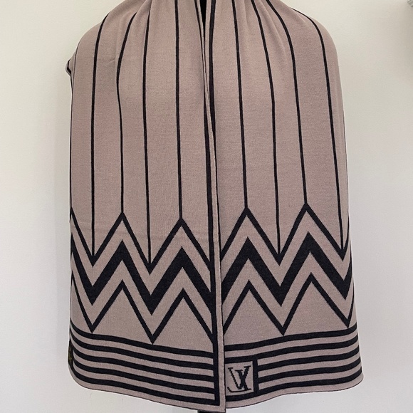 New Louis Vuitton Beige Cashmere Reversible Scarf - Picture 4 of 10